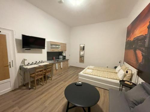 ein Wohnzimmer mit einem Bett, einem Tisch und Stühlen in der Unterkunft MaNo Guesthouse Budapest in Budapest