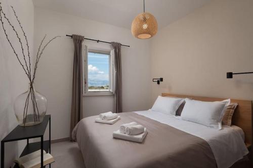 een slaapkamer met een groot bed met twee handdoeken erop bij Villa Olim Civitas in Škrip