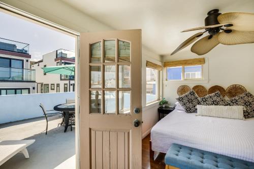 um quarto com uma cama e uma ventoinha de tecto em Beach-View San Diego Getaway with Rooftop Patio! em San Diego