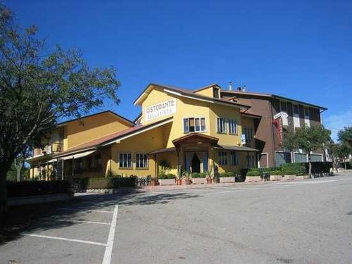 un gran edificio amarillo en un estacionamiento en Case VR Holiday Appartamenti Bellavista en San Mauro di Saline