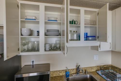 Honolulu Condo Stay with Balcony Walk to Beaches!_3