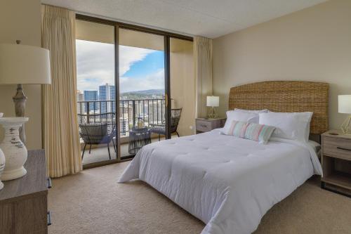 Honolulu Condo Stay with Balcony Walk to Beaches!_2