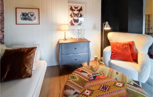 un soggiorno con un divano, una sedia e un tavolo di The Woodpecker Cottage Tree a Salterød