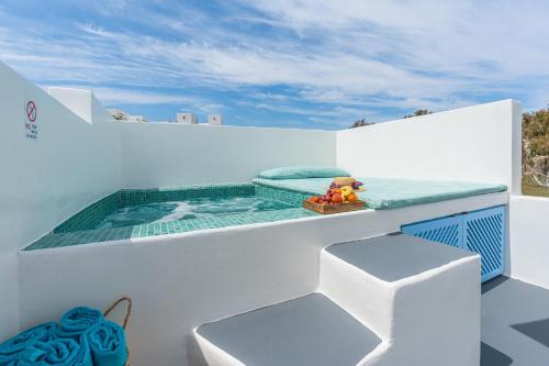 einen Pool auf dem Balkon eines Hauses in der Unterkunft Moon Cactus Traditional Cave Suite with Jacuzzi in Mesariá