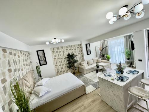 1 dormitorio con 1 cama y sala de estar en Aqua Vista Infinity Spa & Pool Studio Lux, en Mamaia Nord – Năvodari