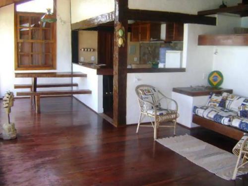 uma sala de estar com um sofá e cadeiras em Casa no Pontal do Atalaia - ESPETACULAR em Arraial do Cabo