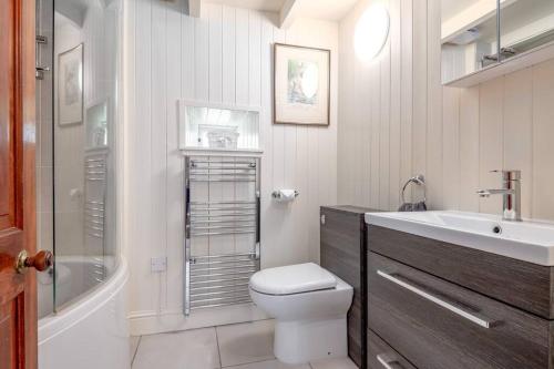 y baño con aseo, lavabo y bañera. en Stable Cottage 2 bedrooms with gorgeous views, en Dunblane