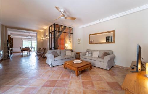 un salon avec deux canapés et une table dans l'établissement Beautiful Home In Villegly With Kitchen, à Villegly