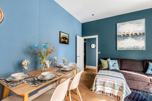 ein Wohnzimmer mit einem Tisch und einem Sofa in der Unterkunft ☆☆☆ Brighton Lanes by Creatick ☆☆☆ in Brighton & Hove