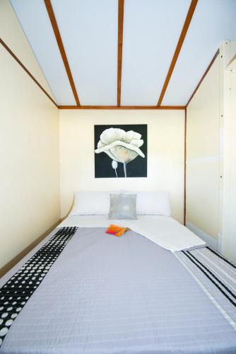 un grand lit dans une chambre avec une fenêtre dans l'établissement Domaine Saint-Jean, à Saint-Jean-du-Bruel