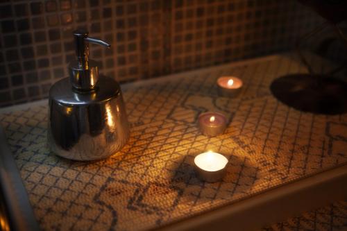 a soap dispenser and candles on a bath tub at Hotel Balneario de la Concepción in Villatoya
