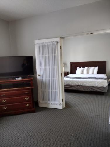 Ένα ή περισσότερα κρεβάτια σε δωμάτιο στο GrandStay Hotel & Suites Hastings