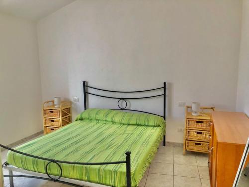 1 dormitorio con cama y escritorio de madera en Residence L'Ancora, en Castelsardo