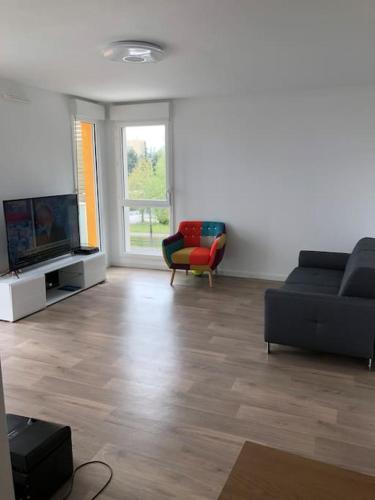 un salon avec un canapé et une télévision dans l'établissement Logement neuf proche plage et aéroport, à Nice