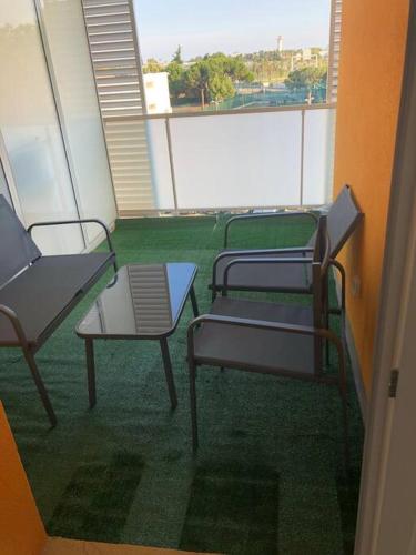 um quarto com três cadeiras e uma mesa na varanda em Logement neuf proche plage et aéroport em Nice