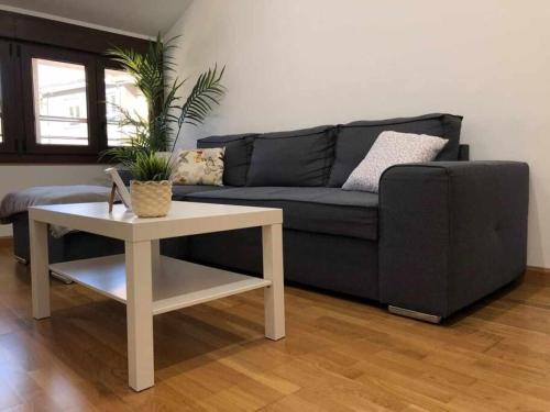 a living room with a couch and a table at Apartamento El Roxu 1 in Arriondas