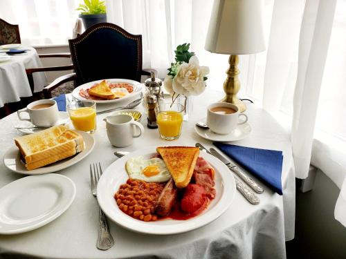 una mesa de desayuno con huevos salchichas y tostadas en Brooklyn Hotel, en Blackpool