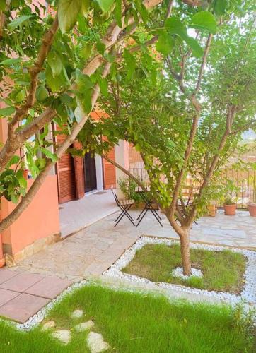 Κήπος έξω από το DomoMea Apartment