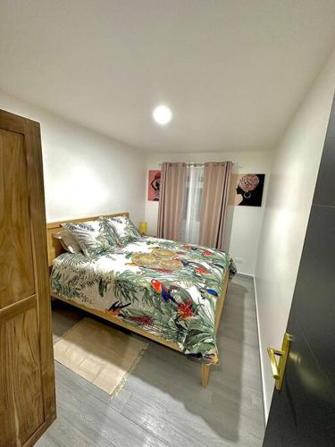 1 dormitorio con 1 cama y ventana en una habitación en Bungalow Le Lotus Bleu avec piscine privée, en Saint-Claude
