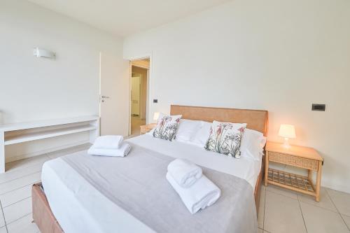 Postel nebo postele na pokoji v ubytování Front Lake Apartment Bardolino