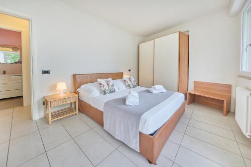 Postel nebo postele na pokoji v ubytování Front Lake Apartment Bardolino
