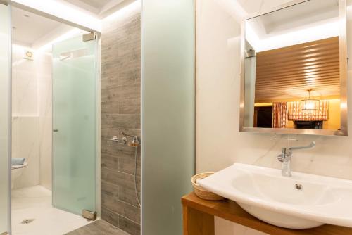 W łazience znajduje się umywalka i prysznic. w obiekcie 5 Ραχες/5 Raches w mieście Arachova