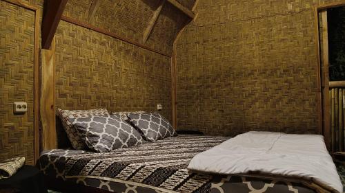 1 dormitorio con 1 cama en una habitación en Girang Rinjani Bungalows, en Tetebatu