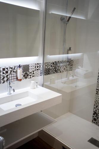 une salle de bain blanche avec un lavabo et une douche dans l'établissement Campanile Troyes Nord - Barberey, à Troyes