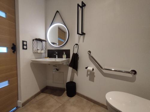 baño con lavabo y espejo en la pared en Gît' Âne Evasion, en Le Bec-Thomas