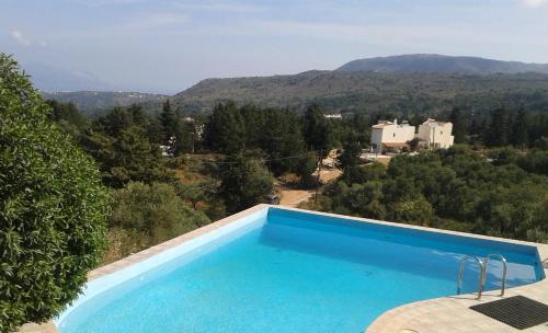 una piscina con vistas a la montaña en Villa Aspro en Xirostérnion