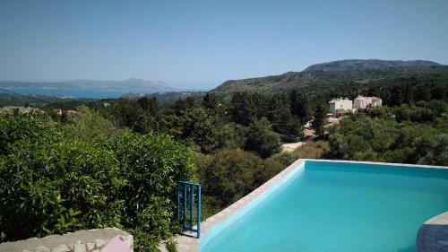 a swimming pool with a view of a mountain at Villa Aspro in Xirostérnion