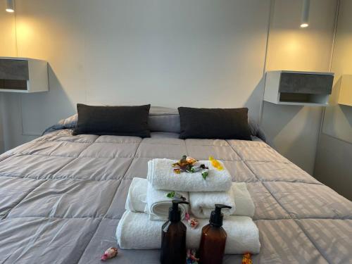a bedroom with a bed with towels on it at Betania Plaza in Cordoba