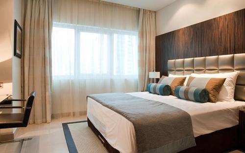 Postel nebo postele na pokoji v ubytování Bonnington Jumeraih Lakes Towers , JLT Cluster J , Dubai