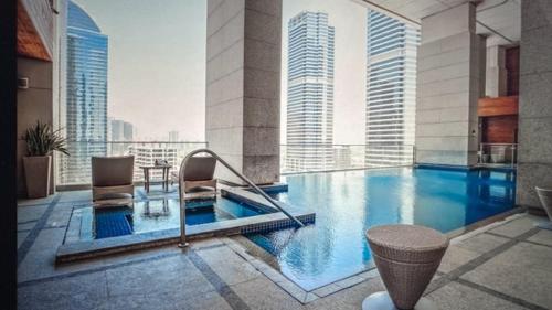 Bazén v ubytování Bonnington Jumeraih Lakes Towers , JLT Cluster J , Dubai nebo v jeho okolí
