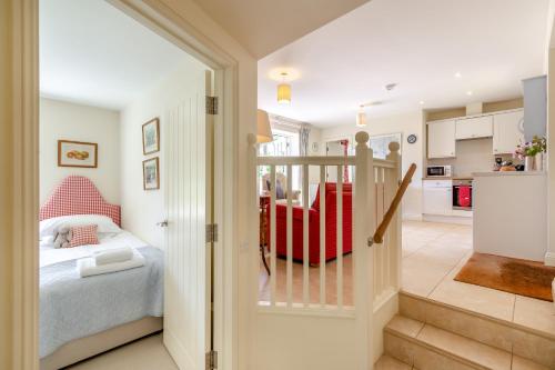 Un pat sau paturi într-o cameră la Folly Cottage