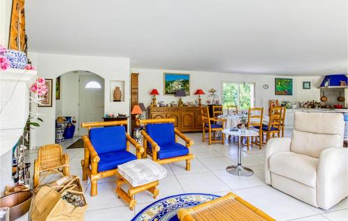 un salon avec des chaises bleues et une table dans l'établissement Lovely Home In Autoire, à Autoire