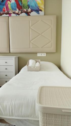 sypialnia z białym łóżkiem i obrazem w obiekcie Fantástico ático en el centro de Almería w mieście Almería