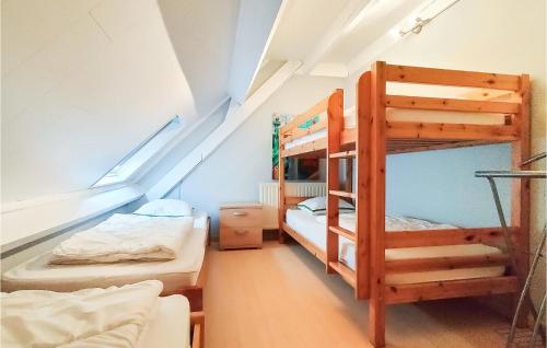 - une chambre avec 2 lits superposés et une échelle dans l'établissement Residentie Ysermonde, à Nieuport