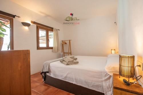 ラハレスにあるVilla Luzのベッドルーム1室(白いシーツ付きのベッド1台、窓付)