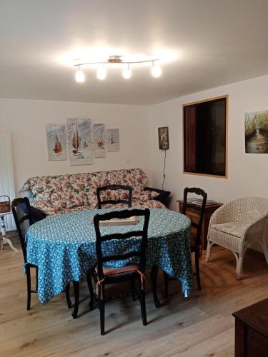 un salon avec une table et un canapé dans l'établissement Hentig ar Feunteun, à Plouaret