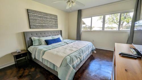 - une chambre avec un lit, un bureau et des fenêtres dans l'établissement Group Friendly Lakefront Retreat 3BR, à Orlando