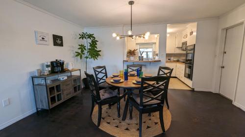 - une cuisine et une salle à manger avec une table et des chaises dans l'établissement Group Friendly Lakefront Retreat 3BR, à Orlando