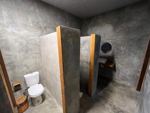 uma casa de banho com um WC e um dispensador de papel higiénico em Local Hostel Novo Airão em Novo Airão