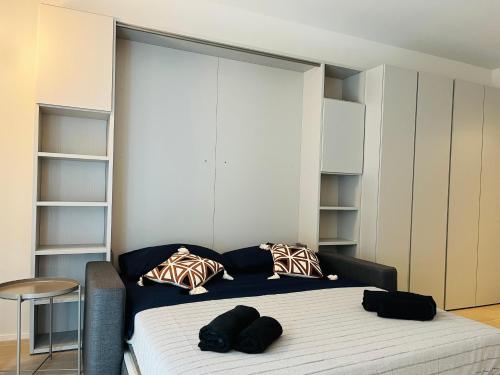 ein Schlafzimmer mit einem Bett mit zwei Kissen darauf in der Unterkunft Studio 4 in Mailand