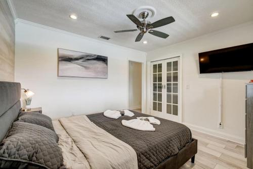 a bedroom with a bed and a ceiling fan at Boynton 3 2 Pool House in Boynton Beach