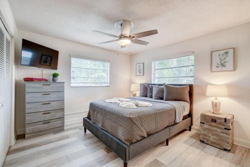 a bedroom with a bed and a ceiling fan at Boynton 3 2 Pool House in Boynton Beach