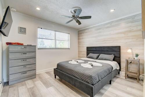 a bedroom with a bed and a ceiling fan at Boynton 3 2 Pool House in Boynton Beach