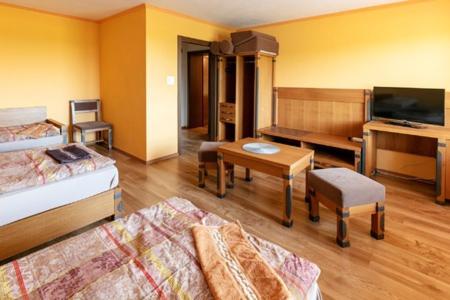 um quarto de hotel com duas camas e um piano em ONYX Penzión em Dudince