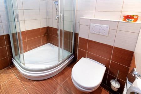 uma casa de banho com um WC e uma cabina de duche em vidro. em ONYX Penzión em Dudince