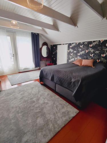 1 dormitorio con cama y alfombra grande en Villa Vihreä Yyteri en Pori